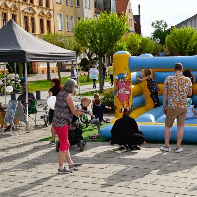 Radsporthaus Guben mit Hüpfburg, Popcorn und Fahrradparcour